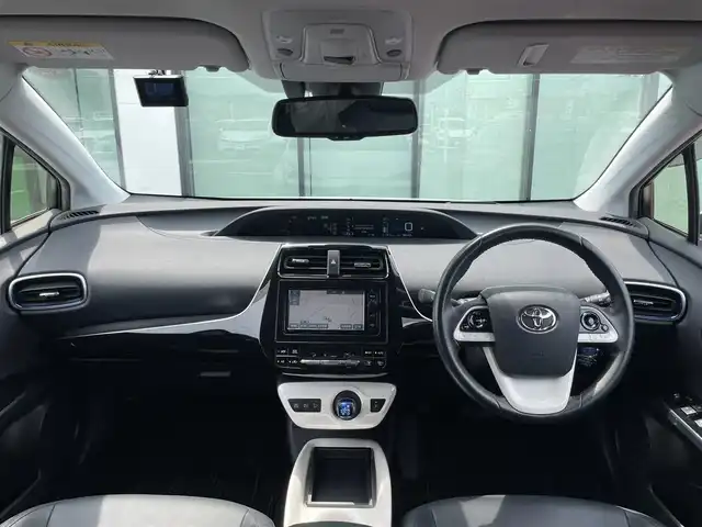 トヨタ プリウス A ツーリングセレクション 香川県 2015(平27)年 3.7万km ホワイトパールクリスタルシャイン 登録時走行距離：36142km/ディーラー純正ナビ/　CD DVD BT フルセグTV/バックカメラ/プリクラッシュセーフティシステム/レーンキープアシスト/レーダークルーズコントロール/ブラインドスポットモニター/ヘッドアップディスプレイ/パーキングアシスト/オートハイビーム/ＬＥＤヘッドライト/オートライト/フォグランプ/前後ドライブレコーダー/ビルトインＥＴＣ/ブラックレザーシート/シートヒーター/革巻きステアリング/ステアリングスイッチ/プッシュスタート/スマートキー/スペアキー