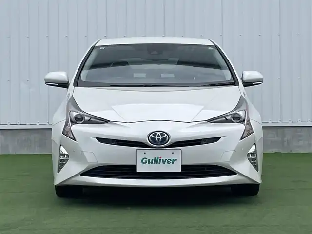 トヨタ プリウス A ツーリングセレクション 香川県 2015(平27)年 3.7万km ホワイトパールクリスタルシャイン 登録時走行距離：36142km/ディーラー純正ナビ/　CD DVD BT フルセグTV/バックカメラ/プリクラッシュセーフティシステム/レーンキープアシスト/レーダークルーズコントロール/ブラインドスポットモニター/ヘッドアップディスプレイ/パーキングアシスト/オートハイビーム/ＬＥＤヘッドライト/オートライト/フォグランプ/前後ドライブレコーダー/ビルトインＥＴＣ/ブラックレザーシート/シートヒーター/革巻きステアリング/ステアリングスイッチ/プッシュスタート/スマートキー/スペアキー