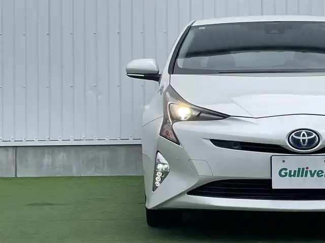 トヨタ プリウス A ツーリングセレクション 香川県 2015(平27)年 3.7万km ホワイトパールクリスタルシャイン 登録時走行距離：36142km/ディーラー純正ナビ/　CD DVD BT フルセグTV/バックカメラ/プリクラッシュセーフティシステム/レーンキープアシスト/レーダークルーズコントロール/ブラインドスポットモニター/ヘッドアップディスプレイ/パーキングアシスト/オートハイビーム/ＬＥＤヘッドライト/オートライト/フォグランプ/前後ドライブレコーダー/ビルトインＥＴＣ/ブラックレザーシート/シートヒーター/革巻きステアリング/ステアリングスイッチ/プッシュスタート/スマートキー/スペアキー
