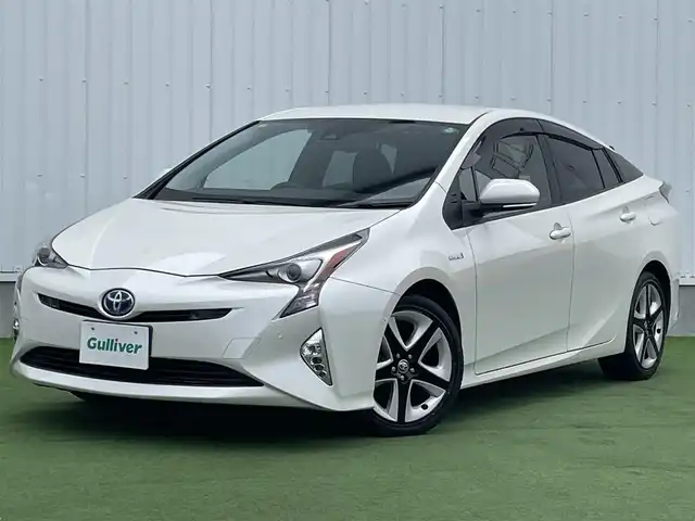 トヨタ プリウス A ツーリングセレクション 香川県 2015(平27)年 3.7万km ホワイトパールクリスタルシャイン 登録時走行距離：36142km/ディーラー純正ナビ/　CD DVD BT フルセグTV/バックカメラ/プリクラッシュセーフティシステム/レーンキープアシスト/レーダークルーズコントロール/ブラインドスポットモニター/ヘッドアップディスプレイ/パーキングアシスト/オートハイビーム/ＬＥＤヘッドライト/オートライト/フォグランプ/前後ドライブレコーダー/ビルトインＥＴＣ/ブラックレザーシート/シートヒーター/革巻きステアリング/ステアリングスイッチ/プッシュスタート/スマートキー/スペアキー