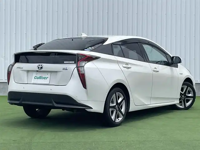 トヨタ プリウス A ツーリングセレクション 香川県 2015(平27)年 3.7万km ホワイトパールクリスタルシャイン 登録時走行距離：36142km/ディーラー純正ナビ/　CD DVD BT フルセグTV/バックカメラ/プリクラッシュセーフティシステム/レーンキープアシスト/レーダークルーズコントロール/ブラインドスポットモニター/ヘッドアップディスプレイ/パーキングアシスト/オートハイビーム/ＬＥＤヘッドライト/オートライト/フォグランプ/前後ドライブレコーダー/ビルトインＥＴＣ/ブラックレザーシート/シートヒーター/革巻きステアリング/ステアリングスイッチ/プッシュスタート/スマートキー/スペアキー