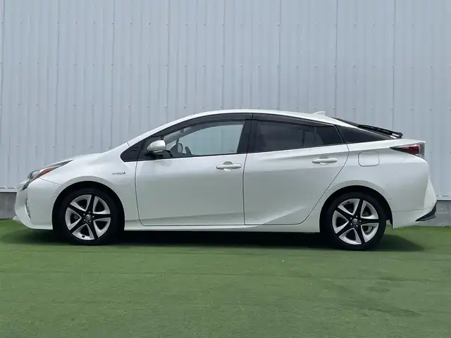 トヨタ プリウス A ツーリングセレクション 香川県 2015(平27)年 3.7万km ホワイトパールクリスタルシャイン 登録時走行距離：36142km/ディーラー純正ナビ/　CD DVD BT フルセグTV/バックカメラ/プリクラッシュセーフティシステム/レーンキープアシスト/レーダークルーズコントロール/ブラインドスポットモニター/ヘッドアップディスプレイ/パーキングアシスト/オートハイビーム/ＬＥＤヘッドライト/オートライト/フォグランプ/前後ドライブレコーダー/ビルトインＥＴＣ/ブラックレザーシート/シートヒーター/革巻きステアリング/ステアリングスイッチ/プッシュスタート/スマートキー/スペアキー