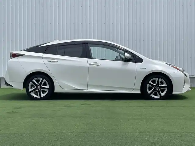 トヨタ プリウス A ツーリングセレクション 香川県 2015(平27)年 3.7万km ホワイトパールクリスタルシャイン 登録時走行距離：36142km/ディーラー純正ナビ/　CD DVD BT フルセグTV/バックカメラ/プリクラッシュセーフティシステム/レーンキープアシスト/レーダークルーズコントロール/ブラインドスポットモニター/ヘッドアップディスプレイ/パーキングアシスト/オートハイビーム/ＬＥＤヘッドライト/オートライト/フォグランプ/前後ドライブレコーダー/ビルトインＥＴＣ/ブラックレザーシート/シートヒーター/革巻きステアリング/ステアリングスイッチ/プッシュスタート/スマートキー/スペアキー