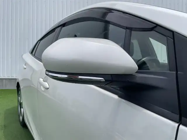 トヨタ プリウス A ツーリングセレクション 香川県 2015(平27)年 3.7万km ホワイトパールクリスタルシャイン 登録時走行距離：36142km/ディーラー純正ナビ/　CD DVD BT フルセグTV/バックカメラ/プリクラッシュセーフティシステム/レーンキープアシスト/レーダークルーズコントロール/ブラインドスポットモニター/ヘッドアップディスプレイ/パーキングアシスト/オートハイビーム/ＬＥＤヘッドライト/オートライト/フォグランプ/前後ドライブレコーダー/ビルトインＥＴＣ/ブラックレザーシート/シートヒーター/革巻きステアリング/ステアリングスイッチ/プッシュスタート/スマートキー/スペアキー