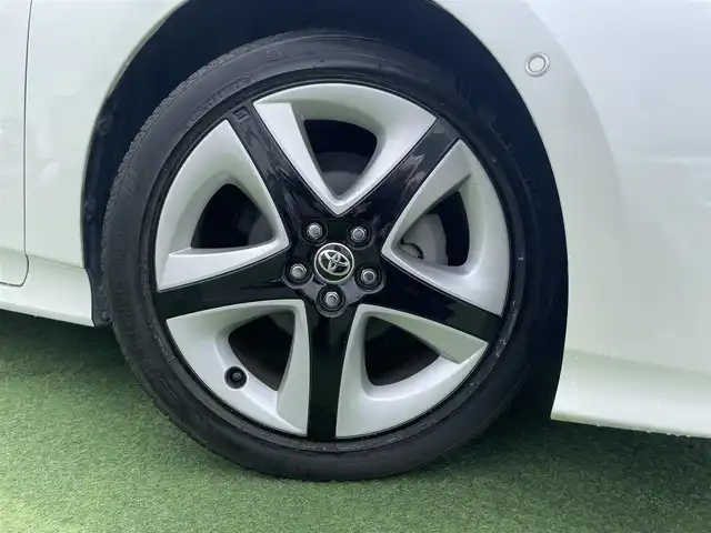トヨタ プリウス A ツーリングセレクション 香川県 2015(平27)年 3.7万km ホワイトパールクリスタルシャイン 登録時走行距離：36142km/ディーラー純正ナビ/　CD DVD BT フルセグTV/バックカメラ/プリクラッシュセーフティシステム/レーンキープアシスト/レーダークルーズコントロール/ブラインドスポットモニター/ヘッドアップディスプレイ/パーキングアシスト/オートハイビーム/ＬＥＤヘッドライト/オートライト/フォグランプ/前後ドライブレコーダー/ビルトインＥＴＣ/ブラックレザーシート/シートヒーター/革巻きステアリング/ステアリングスイッチ/プッシュスタート/スマートキー/スペアキー