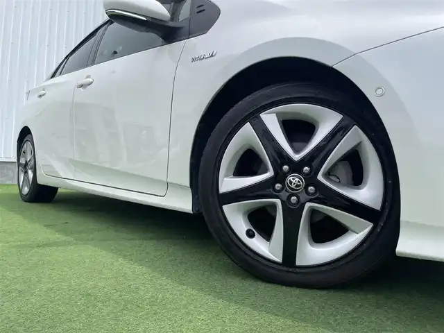 トヨタ プリウス A ツーリングセレクション 香川県 2015(平27)年 3.7万km ホワイトパールクリスタルシャイン 登録時走行距離：36142km/ディーラー純正ナビ/　CD DVD BT フルセグTV/バックカメラ/プリクラッシュセーフティシステム/レーンキープアシスト/レーダークルーズコントロール/ブラインドスポットモニター/ヘッドアップディスプレイ/パーキングアシスト/オートハイビーム/ＬＥＤヘッドライト/オートライト/フォグランプ/前後ドライブレコーダー/ビルトインＥＴＣ/ブラックレザーシート/シートヒーター/革巻きステアリング/ステアリングスイッチ/プッシュスタート/スマートキー/スペアキー