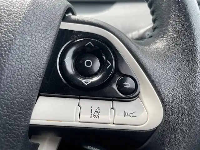 トヨタ プリウス A ツーリングセレクション 香川県 2015(平27)年 3.7万km ホワイトパールクリスタルシャイン 登録時走行距離：36142km/ディーラー純正ナビ/　CD DVD BT フルセグTV/バックカメラ/プリクラッシュセーフティシステム/レーンキープアシスト/レーダークルーズコントロール/ブラインドスポットモニター/ヘッドアップディスプレイ/パーキングアシスト/オートハイビーム/ＬＥＤヘッドライト/オートライト/フォグランプ/前後ドライブレコーダー/ビルトインＥＴＣ/ブラックレザーシート/シートヒーター/革巻きステアリング/ステアリングスイッチ/プッシュスタート/スマートキー/スペアキー