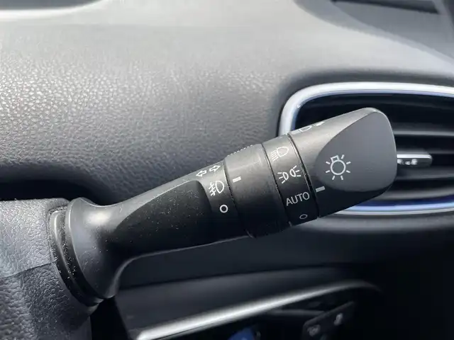 トヨタ プリウス A ツーリングセレクション 香川県 2015(平27)年 3.7万km ホワイトパールクリスタルシャイン 登録時走行距離：36142km/ディーラー純正ナビ/　CD DVD BT フルセグTV/バックカメラ/プリクラッシュセーフティシステム/レーンキープアシスト/レーダークルーズコントロール/ブラインドスポットモニター/ヘッドアップディスプレイ/パーキングアシスト/オートハイビーム/ＬＥＤヘッドライト/オートライト/フォグランプ/前後ドライブレコーダー/ビルトインＥＴＣ/ブラックレザーシート/シートヒーター/革巻きステアリング/ステアリングスイッチ/プッシュスタート/スマートキー/スペアキー