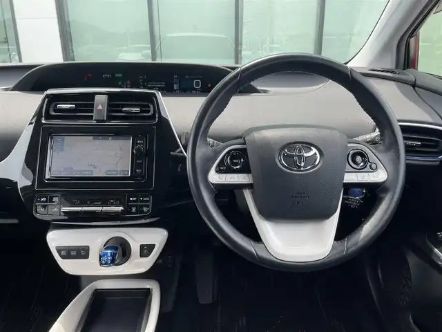 トヨタ プリウス A ツーリングセレクション 香川県 2015(平27)年 3.7万km ホワイトパールクリスタルシャイン 登録時走行距離：36142km/ディーラー純正ナビ/　CD DVD BT フルセグTV/バックカメラ/プリクラッシュセーフティシステム/レーンキープアシスト/レーダークルーズコントロール/ブラインドスポットモニター/ヘッドアップディスプレイ/パーキングアシスト/オートハイビーム/ＬＥＤヘッドライト/オートライト/フォグランプ/前後ドライブレコーダー/ビルトインＥＴＣ/ブラックレザーシート/シートヒーター/革巻きステアリング/ステアリングスイッチ/プッシュスタート/スマートキー/スペアキー