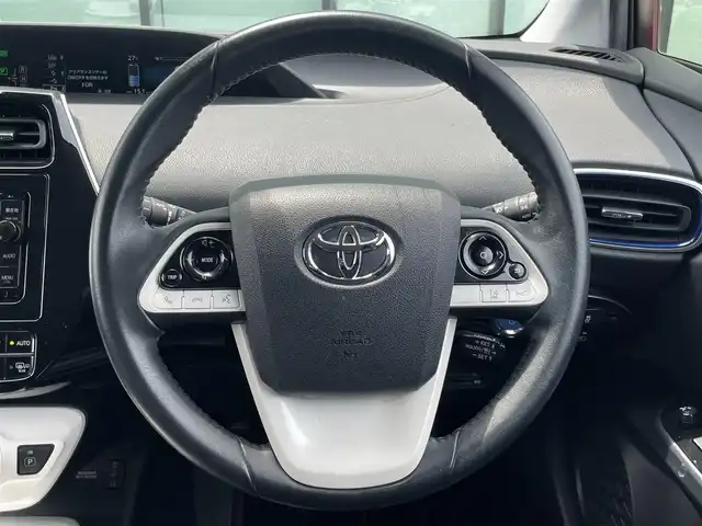 トヨタ プリウス A ツーリングセレクション 香川県 2015(平27)年 3.7万km ホワイトパールクリスタルシャイン 登録時走行距離：36142km/ディーラー純正ナビ/　CD DVD BT フルセグTV/バックカメラ/プリクラッシュセーフティシステム/レーンキープアシスト/レーダークルーズコントロール/ブラインドスポットモニター/ヘッドアップディスプレイ/パーキングアシスト/オートハイビーム/ＬＥＤヘッドライト/オートライト/フォグランプ/前後ドライブレコーダー/ビルトインＥＴＣ/ブラックレザーシート/シートヒーター/革巻きステアリング/ステアリングスイッチ/プッシュスタート/スマートキー/スペアキー