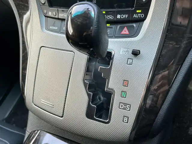 トヨタ ヴェルファイア ハイブリット ZR Gエディション 道東・釧路十勝 2012(平24)年 11.1万km ホワイトパールクリスタルシャイン 4WD/純正ナビ/（CD/DVD/BT）/フルセグTV/バックカメラ/フリップダウンモニター/サンルーフ/両側パワースライドドア/電動リアゲート/クルーズコントロール/パワーシート(全席)/ヒートシーター（前席）/メモリシート/オットマン/レーダー探知機/電動格納ミラー/ウィンカーミラー/100V電源/スマートキー/スペアキー/社外エンジンスターター/ステアリングスイッチ/ビルトインETC/前後コーナーセンサー/横滑り防止装置/AFS/衝突軽減