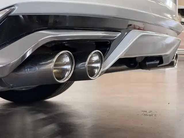 トヨタ ハリアー Z レザーパッケージ 三重県 2023(令5)年 2.3万km プラチナホワイトパールマイカ ガソリン/FF/MTモード付フロアCVT/純正12.3インチナビ/（AM/FM/TV/Bluetooth/USB/iPod/CarPlay/AndroidAuto/Miracast）/【OP】パノラミックビューモニター（床下透過表示機能付）/モデリスタエアロ（F/S/R下）/JBLプレミアムサウンドシステム（9スピーカー＆アンプ）/ドライブレコーダー 前後/ETC2.0/Toyota Safety Sense/●プリクラッシュセーフティ/●レーントレーシングアシスト/●レーダークルコン/●アダプティブハイビーム/●ロードサインアシスト/・ドライバー異常時対応システム/・発進遅れ告知/・ブラインドスポットモニター/・パーキングサポートブレーキ（前後静止物、後方接近車両）/など/装備/・デジタルインナーミラー（前後録画機能付）/・カラーHUD/・ハンズフリーパワーバックドア/・本革シート（黒）/・冷暖シート（D/N）/・ステアリングヒーター/・パワーシート（Dメモリー付8way（4wayランバーサポート付）/N4way）/・オートワイパー/・WORKアルミホイール『LANVEC LM7』20in×9J＋35/・TEIN 全調式車高調『FLEX Z』/・ガナドール 4本出しマフラー GVE-048MPO/など