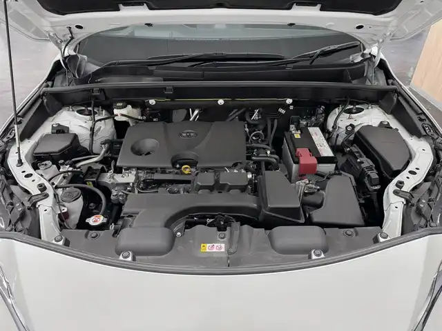 トヨタ ハリアー Z レザーパッケージ 三重県 2023(令5)年 2.3万km プラチナホワイトパールマイカ ガソリン/FF/MTモード付フロアCVT/純正12.3インチナビ/（AM/FM/TV/Bluetooth/USB/iPod/CarPlay/AndroidAuto/Miracast）/【OP】パノラミックビューモニター（床下透過表示機能付）/モデリスタエアロ（F/S/R下）/JBLプレミアムサウンドシステム（9スピーカー＆アンプ）/ドライブレコーダー 前後/ETC2.0/Toyota Safety Sense/●プリクラッシュセーフティ/●レーントレーシングアシスト/●レーダークルコン/●アダプティブハイビーム/●ロードサインアシスト/・ドライバー異常時対応システム/・発進遅れ告知/・ブラインドスポットモニター/・パーキングサポートブレーキ（前後静止物、後方接近車両）/など/装備/・デジタルインナーミラー（前後録画機能付）/・カラーHUD/・ハンズフリーパワーバックドア/・本革シート（黒）/・冷暖シート（D/N）/・ステアリングヒーター/・パワーシート（Dメモリー付8way（4wayランバーサポート付）/N4way）/・オートワイパー/・WORKアルミホイール『LANVEC LM7』20in×9J＋35/・TEIN 全調式車高調『FLEX Z』/・ガナドール 4本出しマフラー GVE-048MPO/など