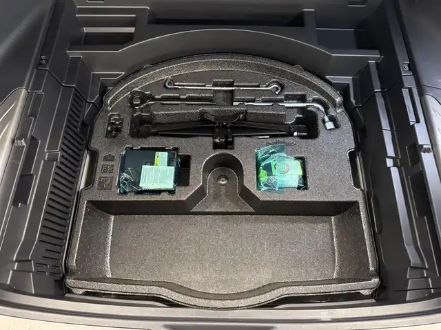 トヨタ ハリアー Z レザーパッケージ 三重県 2023(令5)年 2.3万km プラチナホワイトパールマイカ ガソリン/FF/MTモード付フロアCVT/純正12.3インチナビ/（AM/FM/TV/Bluetooth/USB/iPod/CarPlay/AndroidAuto/Miracast）/【OP】パノラミックビューモニター（床下透過表示機能付）/モデリスタエアロ（F/S/R下）/JBLプレミアムサウンドシステム（9スピーカー＆アンプ）/ドライブレコーダー 前後/ETC2.0/Toyota Safety Sense/●プリクラッシュセーフティ/●レーントレーシングアシスト/●レーダークルコン/●アダプティブハイビーム/●ロードサインアシスト/・ドライバー異常時対応システム/・発進遅れ告知/・ブラインドスポットモニター/・パーキングサポートブレーキ（前後静止物、後方接近車両）/など/装備/・デジタルインナーミラー（前後録画機能付）/・カラーHUD/・ハンズフリーパワーバックドア/・本革シート（黒）/・冷暖シート（D/N）/・ステアリングヒーター/・パワーシート（Dメモリー付8way（4wayランバーサポート付）/N4way）/・オートワイパー/・WORKアルミホイール『LANVEC LM7』20in×9J＋35/・TEIN 全調式車高調『FLEX Z』/・ガナドール 4本出しマフラー GVE-048MPO/など