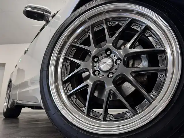 トヨタ ハリアー Z レザーパッケージ 三重県 2023(令5)年 2.3万km プラチナホワイトパールマイカ ガソリン/FF/MTモード付フロアCVT/純正12.3インチナビ/（AM/FM/TV/Bluetooth/USB/iPod/CarPlay/AndroidAuto/Miracast）/【OP】パノラミックビューモニター（床下透過表示機能付）/モデリスタエアロ（F/S/R下）/JBLプレミアムサウンドシステム（9スピーカー＆アンプ）/ドライブレコーダー 前後/ETC2.0/Toyota Safety Sense/●プリクラッシュセーフティ/●レーントレーシングアシスト/●レーダークルコン/●アダプティブハイビーム/●ロードサインアシスト/・ドライバー異常時対応システム/・発進遅れ告知/・ブラインドスポットモニター/・パーキングサポートブレーキ（前後静止物、後方接近車両）/など/装備/・デジタルインナーミラー（前後録画機能付）/・カラーHUD/・ハンズフリーパワーバックドア/・本革シート（黒）/・冷暖シート（D/N）/・ステアリングヒーター/・パワーシート（Dメモリー付8way（4wayランバーサポート付）/N4way）/・オートワイパー/・WORKアルミホイール『LANVEC LM7』20in×9J＋35/・TEIN 全調式車高調『FLEX Z』/・ガナドール 4本出しマフラー GVE-048MPO/など