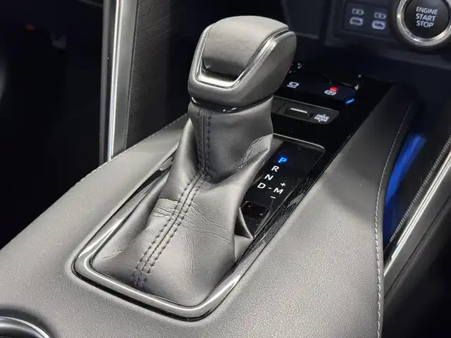 トヨタ ハリアー Z レザーパッケージ 三重県 2023(令5)年 2.3万km プラチナホワイトパールマイカ ガソリン/FF/MTモード付フロアCVT/純正12.3インチナビ/（AM/FM/TV/Bluetooth/USB/iPod/CarPlay/AndroidAuto/Miracast）/【OP】パノラミックビューモニター（床下透過表示機能付）/モデリスタエアロ（F/S/R下）/JBLプレミアムサウンドシステム（9スピーカー＆アンプ）/ドライブレコーダー 前後/ETC2.0/Toyota Safety Sense/●プリクラッシュセーフティ/●レーントレーシングアシスト/●レーダークルコン/●アダプティブハイビーム/●ロードサインアシスト/・ドライバー異常時対応システム/・発進遅れ告知/・ブラインドスポットモニター/・パーキングサポートブレーキ（前後静止物、後方接近車両）/など/装備/・デジタルインナーミラー（前後録画機能付）/・カラーHUD/・ハンズフリーパワーバックドア/・本革シート（黒）/・冷暖シート（D/N）/・ステアリングヒーター/・パワーシート（Dメモリー付8way（4wayランバーサポート付）/N4way）/・オートワイパー/・WORKアルミホイール『LANVEC LM7』20in×9J＋35/・TEIN 全調式車高調『FLEX Z』/・ガナドール 4本出しマフラー GVE-048MPO/など