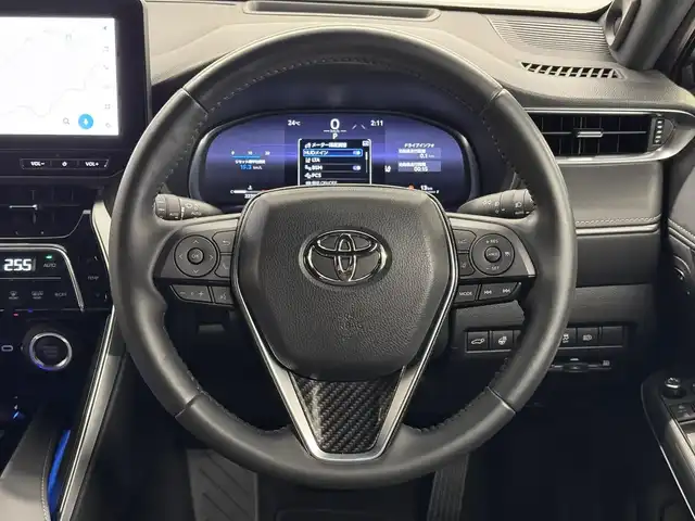トヨタ ハリアー Z レザーパッケージ 三重県 2023(令5)年 2.3万km プラチナホワイトパールマイカ ガソリン/FF/MTモード付フロアCVT/純正12.3インチナビ/（AM/FM/TV/Bluetooth/USB/iPod/CarPlay/AndroidAuto/Miracast）/【OP】パノラミックビューモニター（床下透過表示機能付）/モデリスタエアロ（F/S/R下）/JBLプレミアムサウンドシステム（9スピーカー＆アンプ）/ドライブレコーダー 前後/ETC2.0/Toyota Safety Sense/●プリクラッシュセーフティ/●レーントレーシングアシスト/●レーダークルコン/●アダプティブハイビーム/●ロードサインアシスト/・ドライバー異常時対応システム/・発進遅れ告知/・ブラインドスポットモニター/・パーキングサポートブレーキ（前後静止物、後方接近車両）/など/装備/・デジタルインナーミラー（前後録画機能付）/・カラーHUD/・ハンズフリーパワーバックドア/・本革シート（黒）/・冷暖シート（D/N）/・ステアリングヒーター/・パワーシート（Dメモリー付8way（4wayランバーサポート付）/N4way）/・オートワイパー/・WORKアルミホイール『LANVEC LM7』20in×9J＋35/・TEIN 全調式車高調『FLEX Z』/・ガナドール 4本出しマフラー GVE-048MPO/など