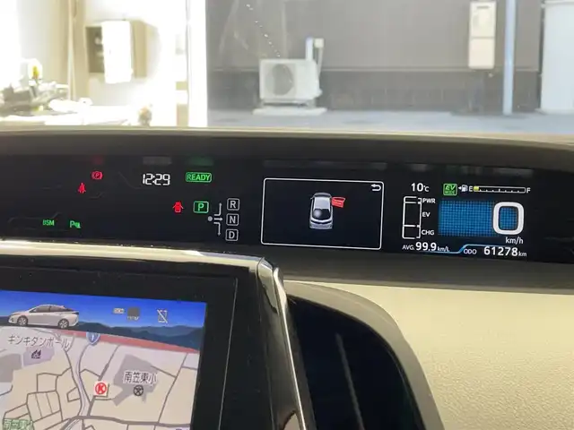 トヨタ プリウス ＰＨＶ A 滋賀県 2017(平29)年 6.2万km ホワイトパールクリスタルシャイン 純正11インチナビ/(USB/Bluetooth/フルセグTV)/トヨタセーフティセンス/・プリクラッシュセーフティ/・レーンディパーチャーアラート(車線逸脱警報)/・レーダークルーズコントロール/・オートマチックハイビーム/ブラインドスポットモニター/インテリジェントパーキングアシスト/クリアランスソナー/バックカメラ/AC100V充電/ETC/ドライブレコーダー/シートヒーター/ステアリングヒーター/ステアリングスイッチ/オートライト/プッシュスタート