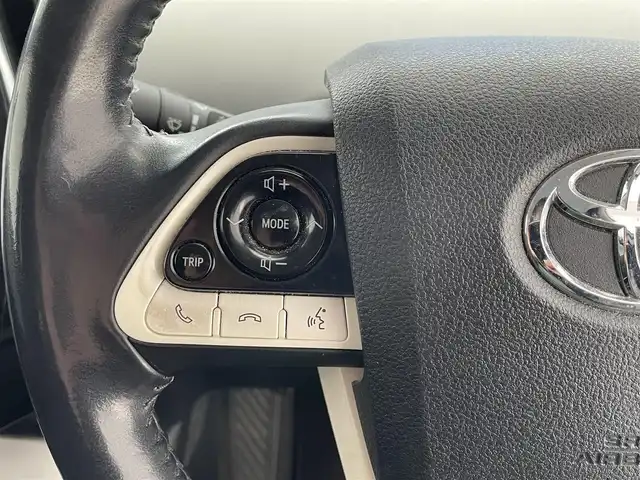 トヨタ プリウス ＰＨＶ A 滋賀県 2017(平29)年 6.2万km ホワイトパールクリスタルシャイン 純正11インチナビ/(USB/Bluetooth/フルセグTV)/トヨタセーフティセンス/・プリクラッシュセーフティ/・レーンディパーチャーアラート(車線逸脱警報)/・レーダークルーズコントロール/・オートマチックハイビーム/ブラインドスポットモニター/インテリジェントパーキングアシスト/クリアランスソナー/バックカメラ/AC100V充電/ETC/ドライブレコーダー/シートヒーター/ステアリングヒーター/ステアリングスイッチ/オートライト/プッシュスタート