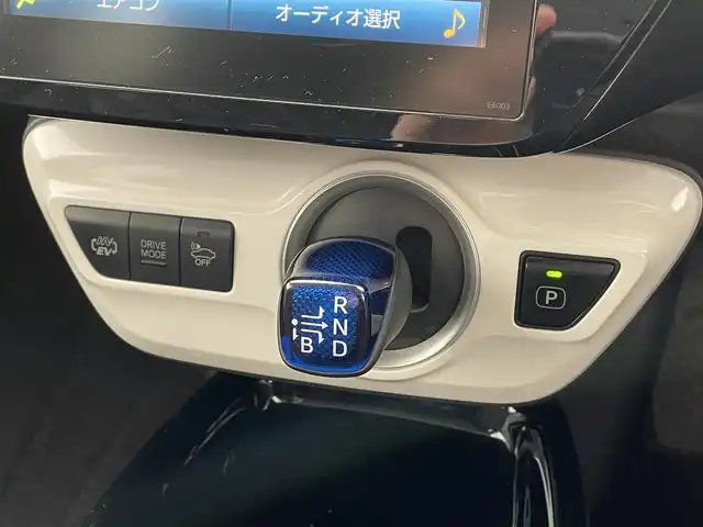 トヨタ プリウス ＰＨＶ A 滋賀県 2017(平29)年 6.2万km ホワイトパールクリスタルシャイン 純正11インチナビ/(USB/Bluetooth/フルセグTV)/トヨタセーフティセンス/・プリクラッシュセーフティ/・レーンディパーチャーアラート(車線逸脱警報)/・レーダークルーズコントロール/・オートマチックハイビーム/ブラインドスポットモニター/インテリジェントパーキングアシスト/クリアランスソナー/バックカメラ/AC100V充電/ETC/ドライブレコーダー/シートヒーター/ステアリングヒーター/ステアリングスイッチ/オートライト/プッシュスタート