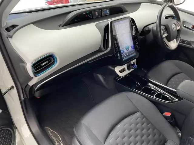 トヨタ プリウス ＰＨＶ A 滋賀県 2017(平29)年 6.2万km ホワイトパールクリスタルシャイン 純正11インチナビ/(USB/Bluetooth/フルセグTV)/トヨタセーフティセンス/・プリクラッシュセーフティ/・レーンディパーチャーアラート(車線逸脱警報)/・レーダークルーズコントロール/・オートマチックハイビーム/ブラインドスポットモニター/インテリジェントパーキングアシスト/クリアランスソナー/バックカメラ/AC100V充電/ETC/ドライブレコーダー/シートヒーター/ステアリングヒーター/ステアリングスイッチ/オートライト/プッシュスタート