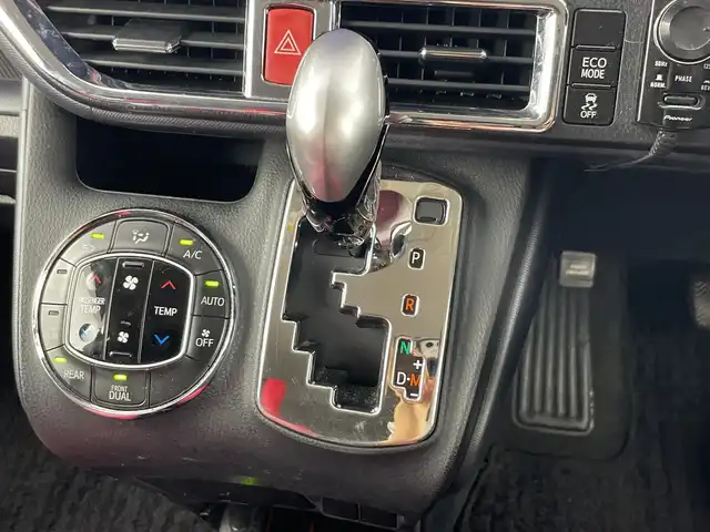 トヨタ ヴォクシー ZS 愛知県 2014(平26)年 10.6万km ブラック 純正7インチナビ/（CD/DVD/Bluetooth/ワンセグTV）/フリップダウンモニター/バックカメラ/シルクブレイズエアロ/ETC/ドライブレコーダー/両側パワースライドドア/18インチアルミホイール/社外シートカバー/プッシュスタート/スマートキー/オートエアコン/オートライト