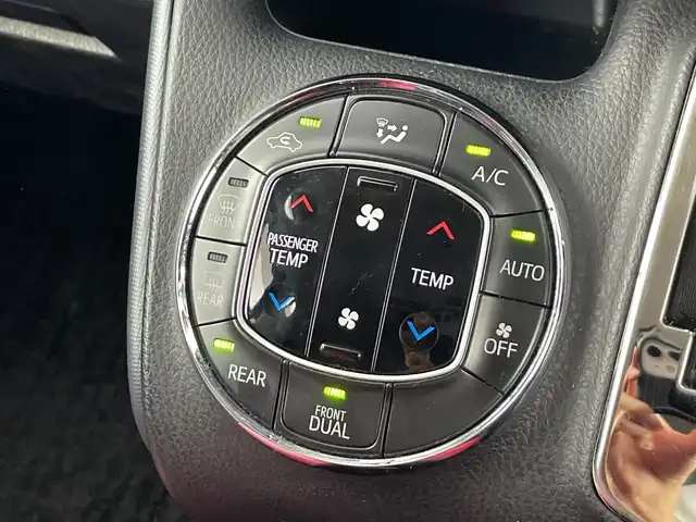 トヨタ ヴォクシー ZS 愛知県 2014(平26)年 10.6万km ブラック 純正7インチナビ/（CD/DVD/Bluetooth/ワンセグTV）/フリップダウンモニター/バックカメラ/シルクブレイズエアロ/ETC/ドライブレコーダー/両側パワースライドドア/18インチアルミホイール/社外シートカバー/プッシュスタート/スマートキー/オートエアコン/オートライト
