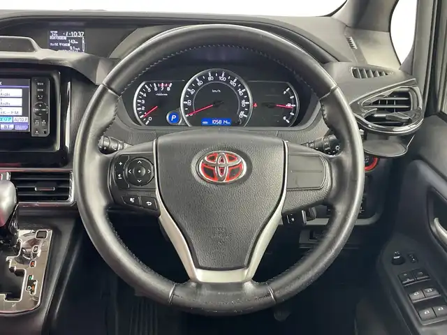 トヨタ ヴォクシー ZS 愛知県 2014(平26)年 10.6万km ブラック 純正7インチナビ/（CD/DVD/Bluetooth/ワンセグTV）/フリップダウンモニター/バックカメラ/シルクブレイズエアロ/ETC/ドライブレコーダー/両側パワースライドドア/18インチアルミホイール/社外シートカバー/プッシュスタート/スマートキー/オートエアコン/オートライト