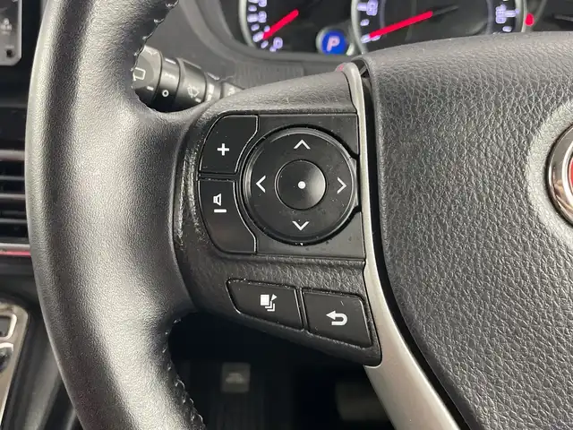トヨタ ヴォクシー ZS 愛知県 2014(平26)年 10.6万km ブラック 純正7インチナビ/（CD/DVD/Bluetooth/ワンセグTV）/フリップダウンモニター/バックカメラ/シルクブレイズエアロ/ETC/ドライブレコーダー/両側パワースライドドア/18インチアルミホイール/社外シートカバー/プッシュスタート/スマートキー/オートエアコン/オートライト