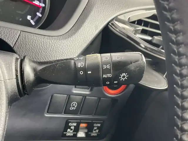 トヨタ ヴォクシー ZS 愛知県 2014(平26)年 10.6万km ブラック 純正7インチナビ/（CD/DVD/Bluetooth/ワンセグTV）/フリップダウンモニター/バックカメラ/シルクブレイズエアロ/ETC/ドライブレコーダー/両側パワースライドドア/18インチアルミホイール/社外シートカバー/プッシュスタート/スマートキー/オートエアコン/オートライト