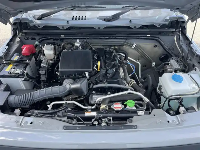 スズキ ジムニー シエラ JC 滋賀県 2023(令5)年 0.9万km ミディアムグレー 社外ナビ/(Bluetooth/フルセグ/CD/DVD)/クルーズコントロール/スズキセーフティーサポート/・衝突軽減ブレーキ/・レーンキープアシスト/・標識認識/・先行車発進告知/・Autoハイビーム/LEDオートライト/フォグ/シートヒーター/バックカメラ/ビルトインETC/電動格納ミラー/ダウンヒルアシスト/デフロック/スペアキー