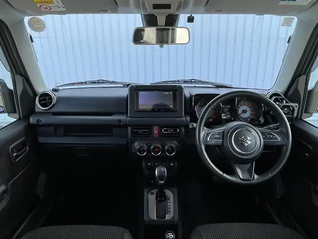 スズキ ジムニー シエラ JC 滋賀県 2023(令5)年 0.9万km ミディアムグレー 社外ナビ/(Bluetooth/フルセグ/CD/DVD)/クルーズコントロール/スズキセーフティーサポート/・衝突軽減ブレーキ/・レーンキープアシスト/・標識認識/・先行車発進告知/・Autoハイビーム/LEDオートライト/フォグ/シートヒーター/バックカメラ/ビルトインETC/電動格納ミラー/ダウンヒルアシスト/デフロック/スペアキー