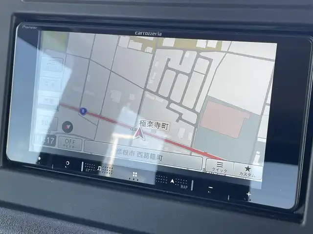 スズキ ジムニー シエラ JC 滋賀県 2023(令5)年 0.9万km ミディアムグレー 社外ナビ/(Bluetooth/フルセグ/CD/DVD)/クルーズコントロール/スズキセーフティーサポート/・衝突軽減ブレーキ/・レーンキープアシスト/・標識認識/・先行車発進告知/・Autoハイビーム/LEDオートライト/フォグ/シートヒーター/バックカメラ/ビルトインETC/電動格納ミラー/ダウンヒルアシスト/デフロック/スペアキー