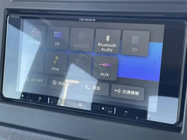 スズキ ジムニー シエラ JC 滋賀県 2023(令5)年 0.9万km ミディアムグレー 社外ナビ/(Bluetooth/フルセグ/CD/DVD)/クルーズコントロール/スズキセーフティーサポート/・衝突軽減ブレーキ/・レーンキープアシスト/・標識認識/・先行車発進告知/・Autoハイビーム/LEDオートライト/フォグ/シートヒーター/バックカメラ/ビルトインETC/電動格納ミラー/ダウンヒルアシスト/デフロック/スペアキー