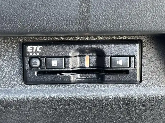 スズキ ジムニー シエラ JC 滋賀県 2023(令5)年 0.9万km ミディアムグレー 社外ナビ/(Bluetooth/フルセグ/CD/DVD)/クルーズコントロール/スズキセーフティーサポート/・衝突軽減ブレーキ/・レーンキープアシスト/・標識認識/・先行車発進告知/・Autoハイビーム/LEDオートライト/フォグ/シートヒーター/バックカメラ/ビルトインETC/電動格納ミラー/ダウンヒルアシスト/デフロック/スペアキー