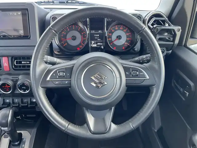 スズキ ジムニー シエラ JC 滋賀県 2023(令5)年 0.9万km ミディアムグレー 社外ナビ/(Bluetooth/フルセグ/CD/DVD)/クルーズコントロール/スズキセーフティーサポート/・衝突軽減ブレーキ/・レーンキープアシスト/・標識認識/・先行車発進告知/・Autoハイビーム/LEDオートライト/フォグ/シートヒーター/バックカメラ/ビルトインETC/電動格納ミラー/ダウンヒルアシスト/デフロック/スペアキー