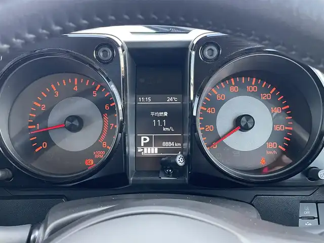 スズキ ジムニー シエラ JC 滋賀県 2023(令5)年 0.9万km ミディアムグレー 社外ナビ/(Bluetooth/フルセグ/CD/DVD)/クルーズコントロール/スズキセーフティーサポート/・衝突軽減ブレーキ/・レーンキープアシスト/・標識認識/・先行車発進告知/・Autoハイビーム/LEDオートライト/フォグ/シートヒーター/バックカメラ/ビルトインETC/電動格納ミラー/ダウンヒルアシスト/デフロック/スペアキー