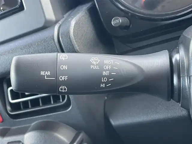 スズキ ジムニー シエラ JC 滋賀県 2023(令5)年 0.9万km ミディアムグレー 社外ナビ/(Bluetooth/フルセグ/CD/DVD)/クルーズコントロール/スズキセーフティーサポート/・衝突軽減ブレーキ/・レーンキープアシスト/・標識認識/・先行車発進告知/・Autoハイビーム/LEDオートライト/フォグ/シートヒーター/バックカメラ/ビルトインETC/電動格納ミラー/ダウンヒルアシスト/デフロック/スペアキー