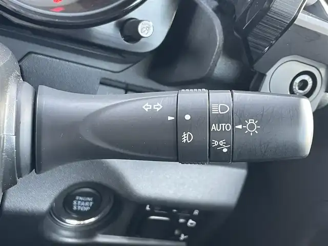 スズキ ジムニー シエラ JC 滋賀県 2023(令5)年 0.9万km ミディアムグレー 社外ナビ/(Bluetooth/フルセグ/CD/DVD)/クルーズコントロール/スズキセーフティーサポート/・衝突軽減ブレーキ/・レーンキープアシスト/・標識認識/・先行車発進告知/・Autoハイビーム/LEDオートライト/フォグ/シートヒーター/バックカメラ/ビルトインETC/電動格納ミラー/ダウンヒルアシスト/デフロック/スペアキー