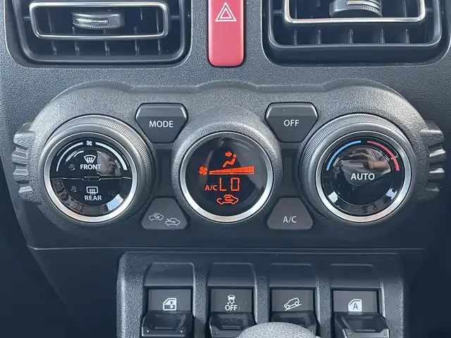 スズキ ジムニー シエラ JC 滋賀県 2023(令5)年 0.9万km ミディアムグレー 社外ナビ/(Bluetooth/フルセグ/CD/DVD)/クルーズコントロール/スズキセーフティーサポート/・衝突軽減ブレーキ/・レーンキープアシスト/・標識認識/・先行車発進告知/・Autoハイビーム/LEDオートライト/フォグ/シートヒーター/バックカメラ/ビルトインETC/電動格納ミラー/ダウンヒルアシスト/デフロック/スペアキー