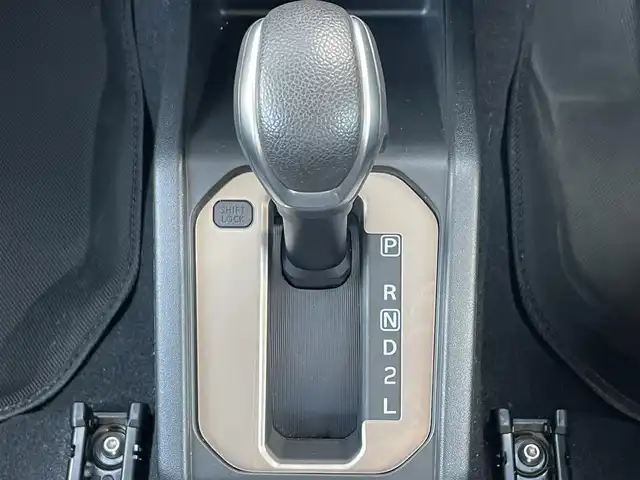 スズキ ジムニー シエラ JC 滋賀県 2023(令5)年 0.9万km ミディアムグレー 社外ナビ/(Bluetooth/フルセグ/CD/DVD)/クルーズコントロール/スズキセーフティーサポート/・衝突軽減ブレーキ/・レーンキープアシスト/・標識認識/・先行車発進告知/・Autoハイビーム/LEDオートライト/フォグ/シートヒーター/バックカメラ/ビルトインETC/電動格納ミラー/ダウンヒルアシスト/デフロック/スペアキー