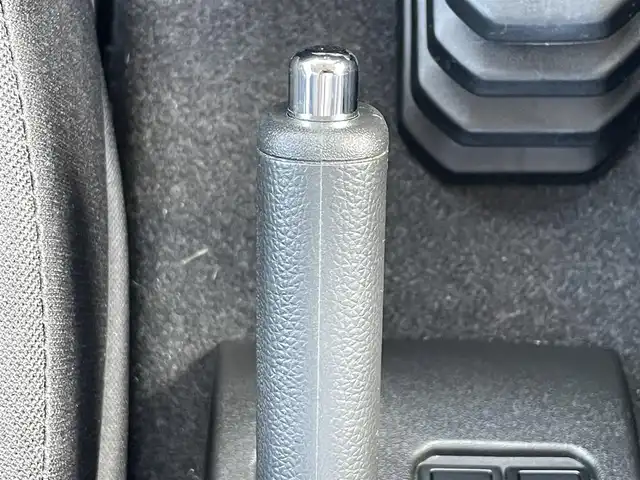 スズキ ジムニー シエラ JC 滋賀県 2023(令5)年 0.9万km ミディアムグレー 社外ナビ/(Bluetooth/フルセグ/CD/DVD)/クルーズコントロール/スズキセーフティーサポート/・衝突軽減ブレーキ/・レーンキープアシスト/・標識認識/・先行車発進告知/・Autoハイビーム/LEDオートライト/フォグ/シートヒーター/バックカメラ/ビルトインETC/電動格納ミラー/ダウンヒルアシスト/デフロック/スペアキー