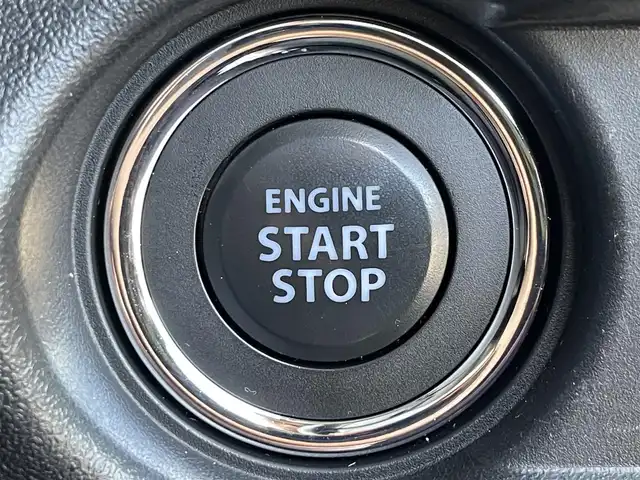 スズキ ジムニー シエラ JC 滋賀県 2023(令5)年 0.9万km ミディアムグレー 社外ナビ/(Bluetooth/フルセグ/CD/DVD)/クルーズコントロール/スズキセーフティーサポート/・衝突軽減ブレーキ/・レーンキープアシスト/・標識認識/・先行車発進告知/・Autoハイビーム/LEDオートライト/フォグ/シートヒーター/バックカメラ/ビルトインETC/電動格納ミラー/ダウンヒルアシスト/デフロック/スペアキー