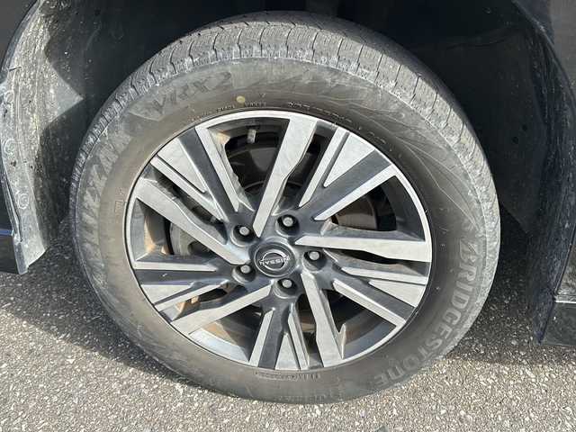 日産 セレナ ハイウェイスター V 青森県 2023(令5)年 3.6万km ダイヤモンドブラック ４WD/純正メモリナビ/（BT／AM／FM／DVD）/全周囲方位カメラ/フルセグTV/ステアリングスイッチ/ステアリングヒーター/パドルシフト/置くだけ充電/シートヒーター（全席）/両側電動スライドドア/LEDヘッドライト/オートマチックハイビーム/衝突軽減システム/アイドリングストップ/クルーズコントロール/カーテンエアバッグ/ビルトインETC/スペアキー/保証書/取り扱い説明書