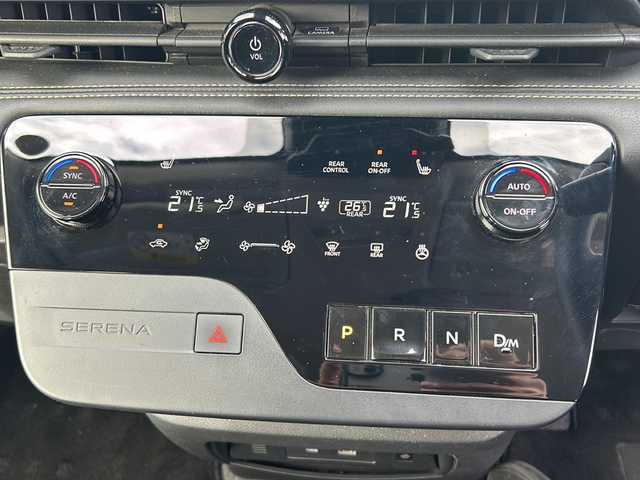 日産 セレナ ハイウェイスター V 青森県 2023(令5)年 3.6万km ダイヤモンドブラック ４WD/純正メモリナビ/（BT／AM／FM／DVD）/全周囲方位カメラ/フルセグTV/ステアリングスイッチ/ステアリングヒーター/パドルシフト/置くだけ充電/シートヒーター（全席）/両側電動スライドドア/LEDヘッドライト/オートマチックハイビーム/衝突軽減システム/アイドリングストップ/クルーズコントロール/カーテンエアバッグ/ビルトインETC/スペアキー/保証書/取り扱い説明書