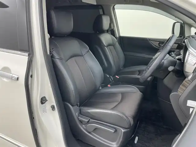 日産 エルグランド 250HWS S アーバンクロム 岡山県 2019(令1)年 7万km ブリリアントホワイトパール 純正10インチナビ /(CD/DVD/フルセグ/BT)/型式：MM519D-L/純正11インチフリップダウンモニター /両側電動スライド /レーダークルーズコントロール /LEDヘッドライト /フォグランプ/オートハイビーム/ビルトインETC /バックカメラ /衝突軽減ブレーキ/前後コーナーセンサー/純正ドライブレコーダー（前）/社外レーダー/社外ツィーター/純正フロアマット/純正アルミホイール/新車保証書/取扱説明書