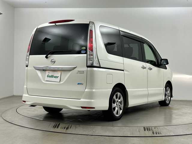 日産 セレナ ハイウェイスター 埼玉県 2011(平23)年 7万km ブリリアントホワイトパール 社外フリップダウンモニター/純正ナビ/　(Bluetooth/CD/DVD/iPod/USB/VTR/FM/AM)/フルセグテレビ/バックカメラ/ビルトインETC/両側パワースライドドア/クルーズコントロール/横滑り防止装置/オートキセノンライト/フォグランプ/プッシュスタート/ロールサンシェード/アイドリングストップ/社外フロアマット/純正16インチアルミホイール