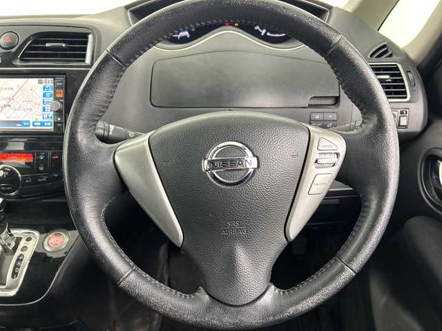 日産 セレナ ハイウェイスター 埼玉県 2011(平23)年 7万km ブリリアントホワイトパール 社外フリップダウンモニター/純正ナビ/　(Bluetooth/CD/DVD/iPod/USB/VTR/FM/AM)/フルセグテレビ/バックカメラ/ビルトインETC/両側パワースライドドア/クルーズコントロール/横滑り防止装置/オートキセノンライト/フォグランプ/プッシュスタート/ロールサンシェード/アイドリングストップ/社外フロアマット/純正16インチアルミホイール