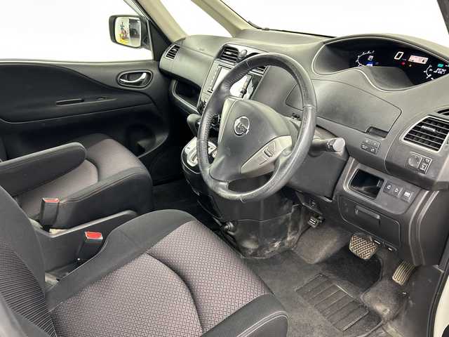 日産 セレナ ハイウェイスター 埼玉県 2011(平23)年 7万km ブリリアントホワイトパール 社外フリップダウンモニター/純正ナビ/　(Bluetooth/CD/DVD/iPod/USB/VTR/FM/AM)/フルセグテレビ/バックカメラ/ビルトインETC/両側パワースライドドア/クルーズコントロール/横滑り防止装置/オートキセノンライト/フォグランプ/プッシュスタート/ロールサンシェード/アイドリングストップ/社外フロアマット/純正16インチアルミホイール