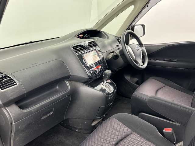 日産 セレナ ハイウェイスター 埼玉県 2011(平23)年 7万km ブリリアントホワイトパール 社外フリップダウンモニター/純正ナビ/　(Bluetooth/CD/DVD/iPod/USB/VTR/FM/AM)/フルセグテレビ/バックカメラ/ビルトインETC/両側パワースライドドア/クルーズコントロール/横滑り防止装置/オートキセノンライト/フォグランプ/プッシュスタート/ロールサンシェード/アイドリングストップ/社外フロアマット/純正16インチアルミホイール